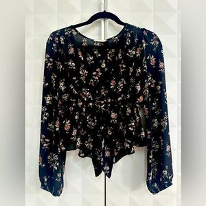 Pretty low cut floral blouse Illa Illa small